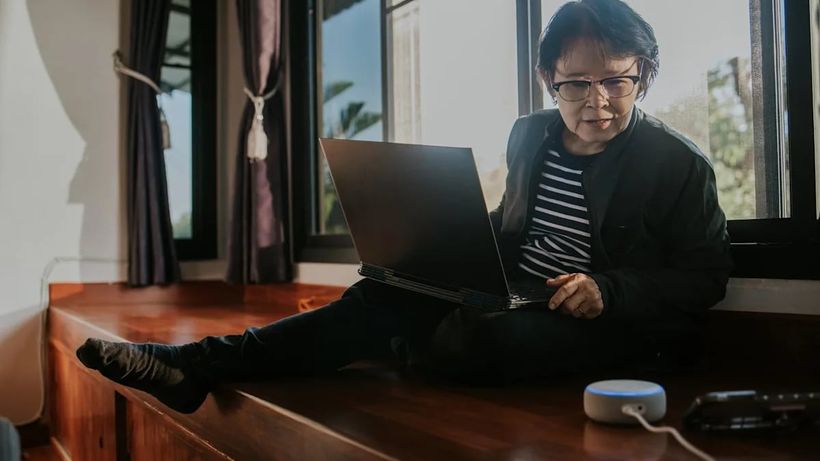 Una jubilada consulta pensión ordenador