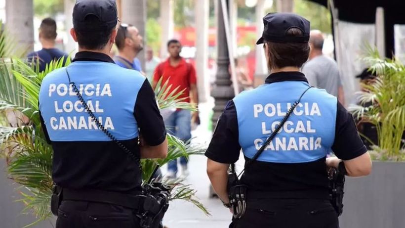 Dos agentes de policía en Canarias