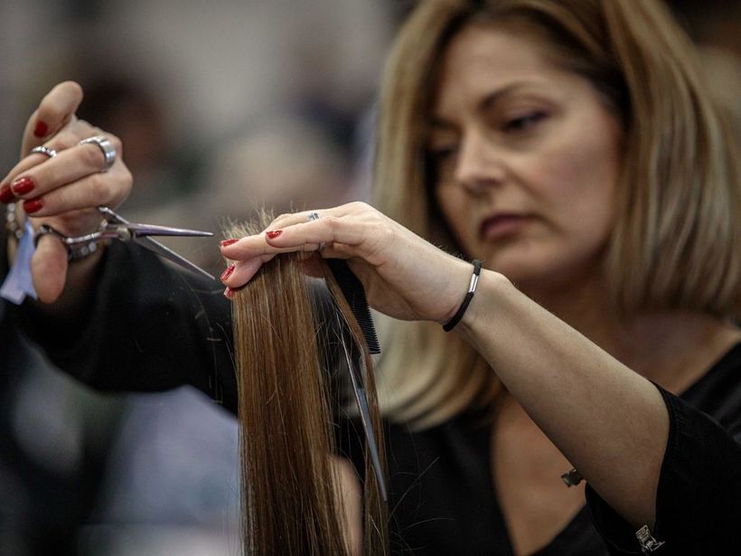 Una peluquera cortando el pelo
