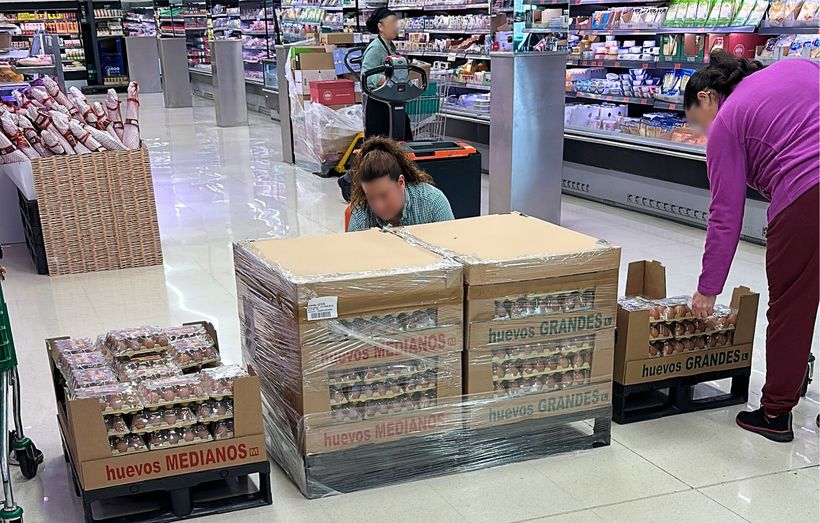 mercadona reponiendo huevos
