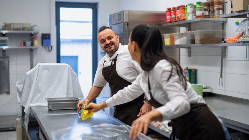 Una ayudante de cocina