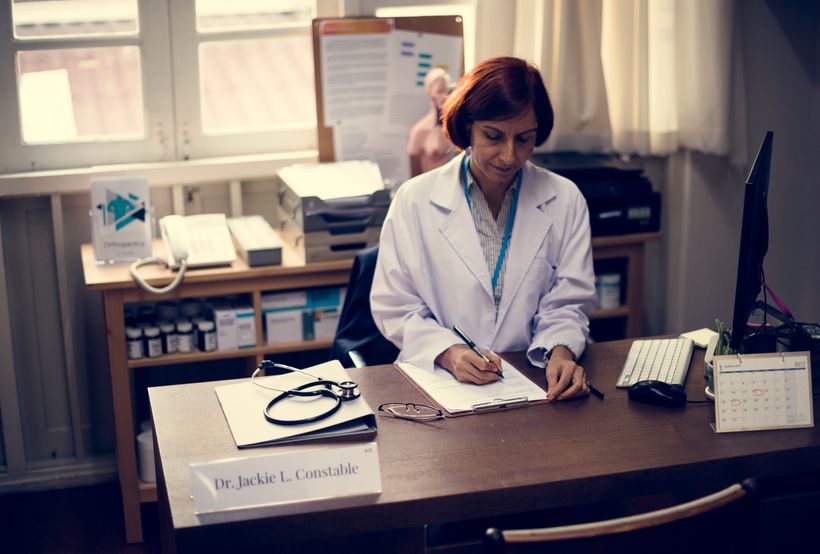 Una doctora en una consulta médica