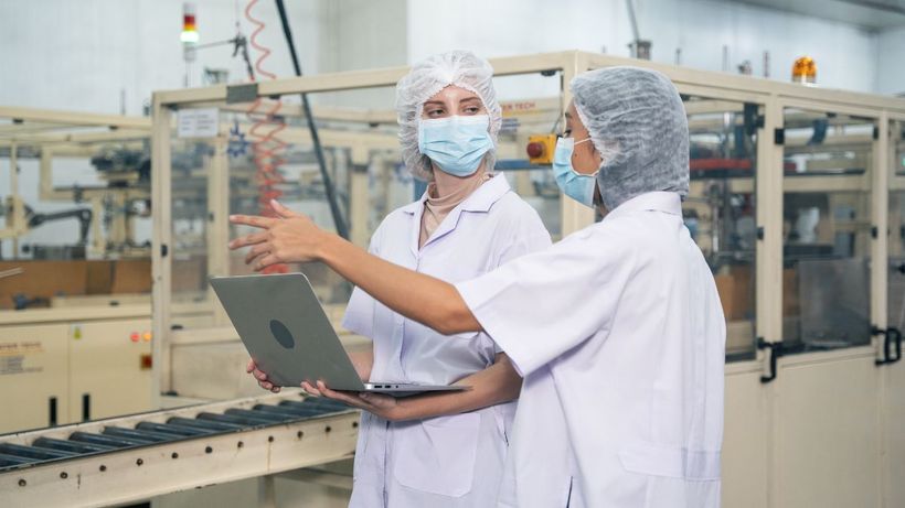 Operarias trabajando