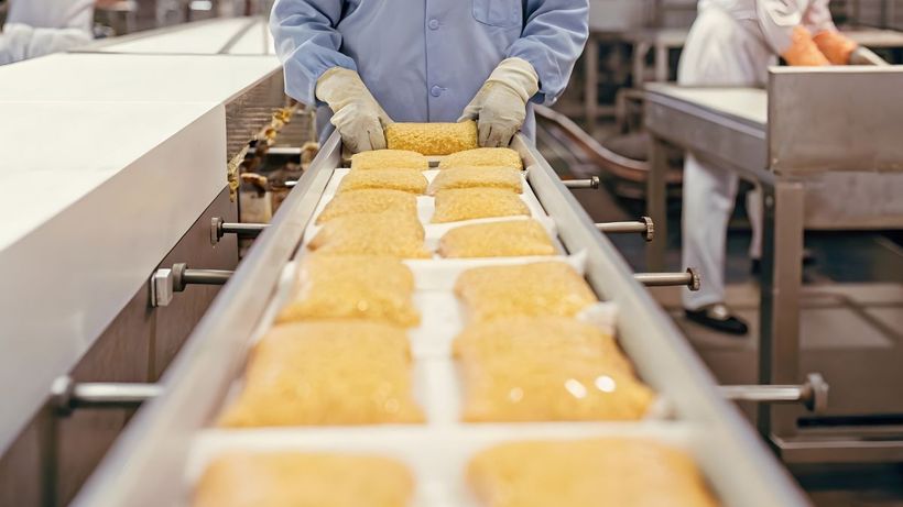 Un operario de alimentación trabajando