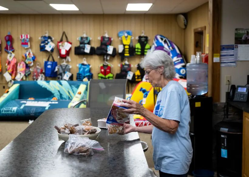 Patricia Wheatley trabajando en la tienda