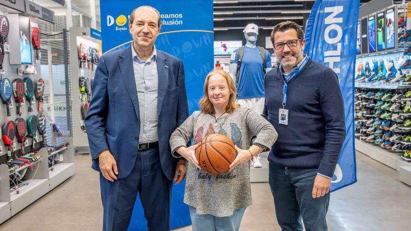 Agustín Matía, director gerente de Down España, y Borja Sánchez, CEO de Decathlon España tras la firma del acuerdo