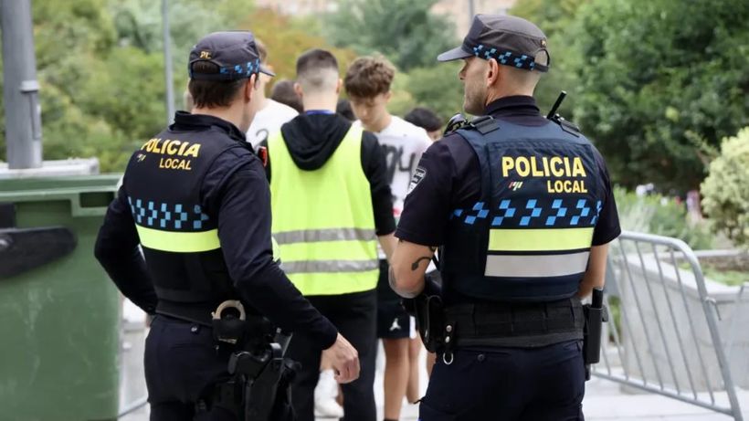 Dos agentes de policia local