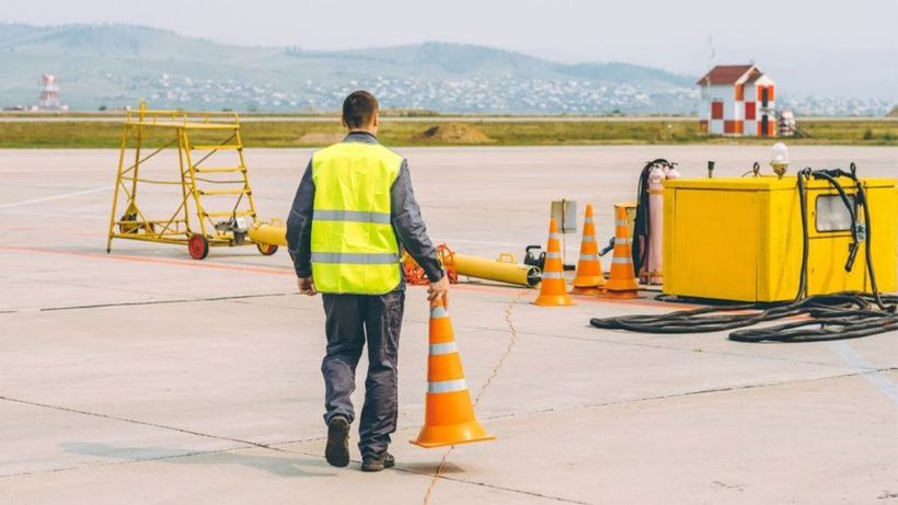 Un operario de rampa de un aeropuerto