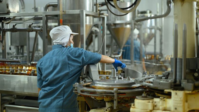 Mujer trabajando con conservas