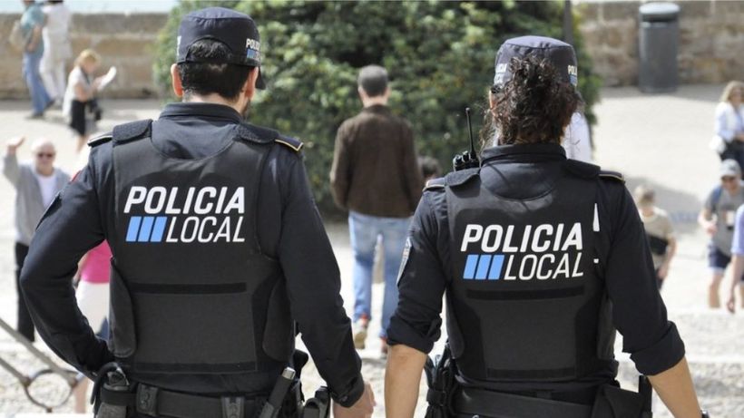 Dos agentes de la Policía Local