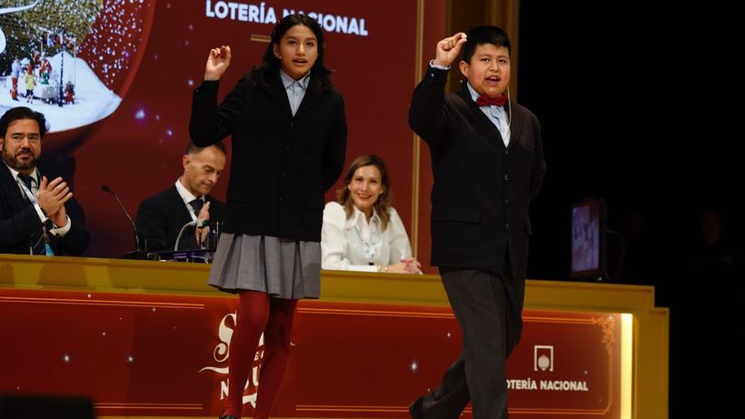 Mostrando primer cuarto premio de la Lotería de Navidad 2025