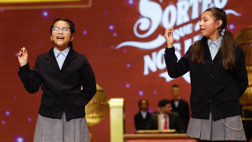 Niñas de San Ildefonso cantando el Gordo