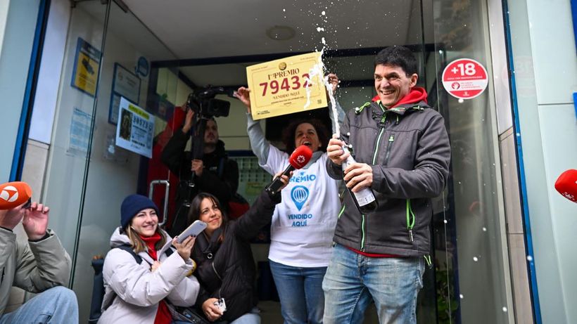 Celebrando el primer premio de la Lotería de Navidad