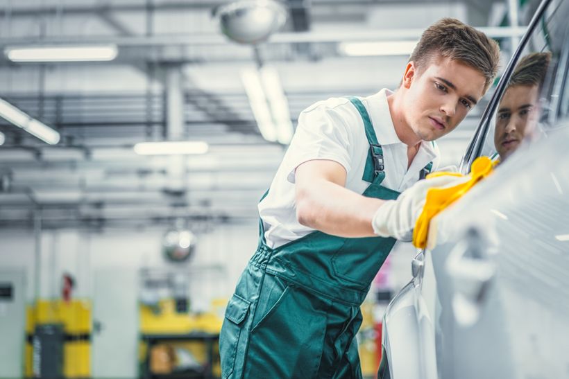 Operario fabrica coches