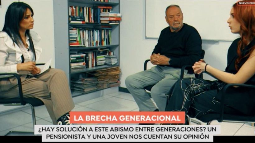 Sara y un jubilado siendo entrevistados.