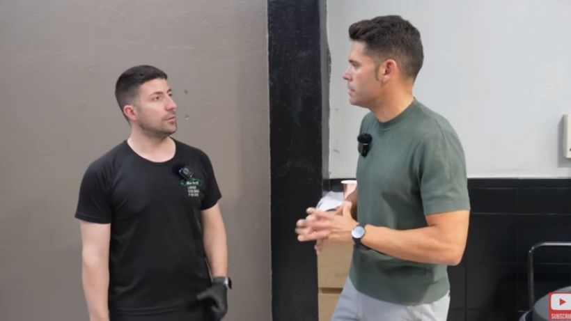 Manue explicando cómo funciona su negocio a Adrián G.Martin.