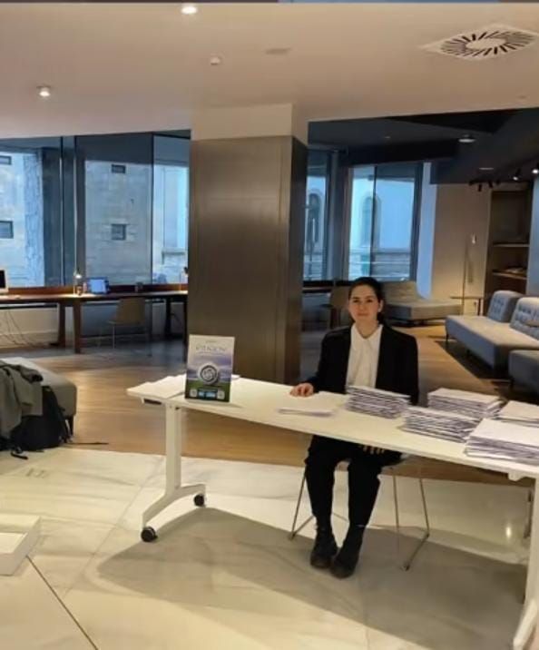 Leticia, trabajando como azafata en un evento. TikTok | Leticia Vázquez