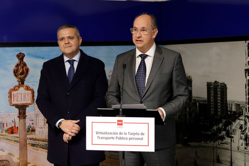 El consejero de Digitalización de la comunidad madrileña, Miguel López-Valverde, y el de Vivienda, Transportes e Infraestructuras, Jorge Rodrigo