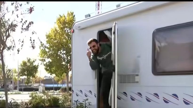 El joven profesor en su autocaravana|'Malas Lenguas'.