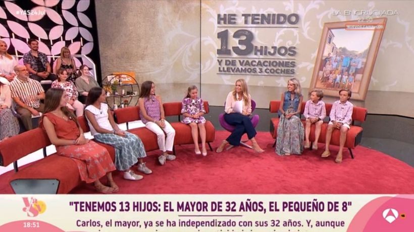 Elena y su familia durante el programa. 'Y ahora Sonsoles'.