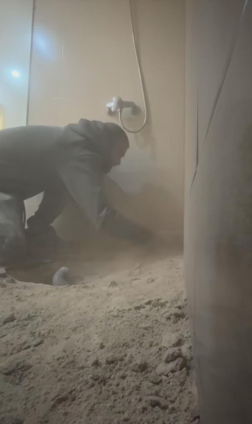 El hombre, en uno de sus trabajos. TikTok|@cimientos_fuertes