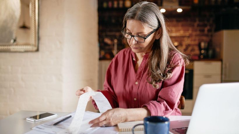 Mujer revisando facturas
