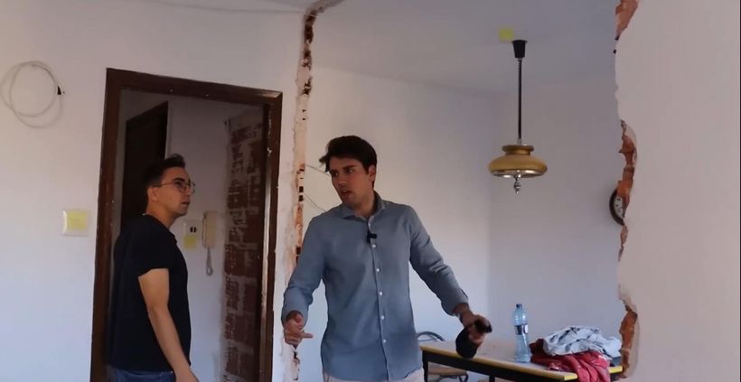 Carlos, mostrando un piso en renovación. YouTube!'InversionInmobiliaria'