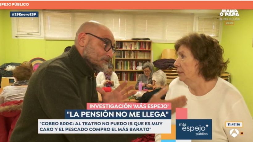 La jubilada siendo entrevistada por uno de los reporteros del programa. 'Espejo Público'.