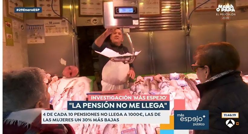 Un pescadero junto a unas clientas. 'Espejo Público'.