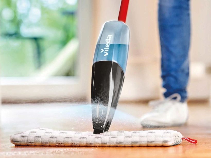 escoba de vileda limpiando el suelo