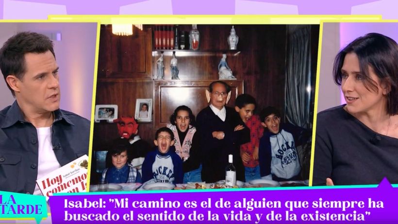 Isabel y el presentador del programa 'La Tarde'. (Telemadrid).