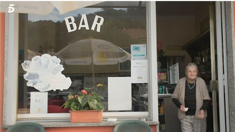 Anna, saliendo de su bar. (Informativos Telecinco).