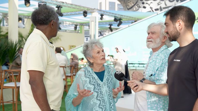 Uno de los jubilados explicando su situación.