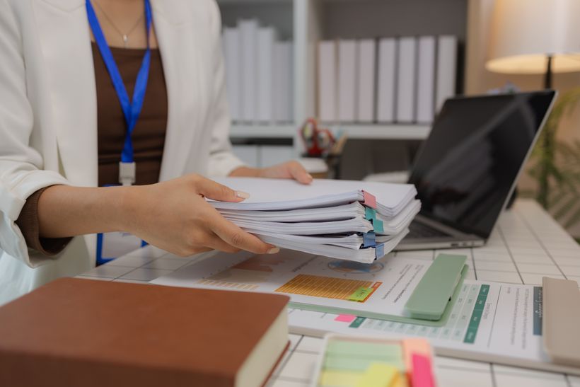 una administrativa trabajando con papeles