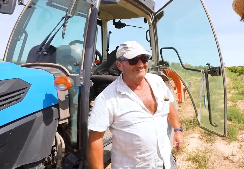 paco junto al tractor