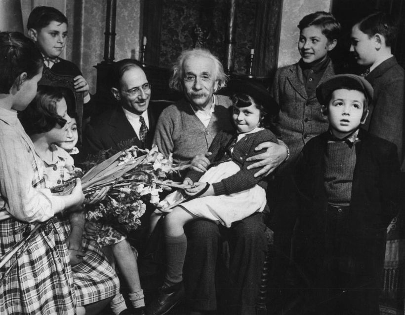 Niños refugiados en la casa de Albert Einstein en Princeton (EE UU) en su 70 cumpleaños. William Rosewald, presidente de la United Jewish Appeal, acompaña al grupo. / EFE