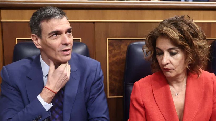 El presidente del Gobierno, Pedro Sánchez, y la vicepresidenta primera y ministra de Hacienda, María Jesús Montero