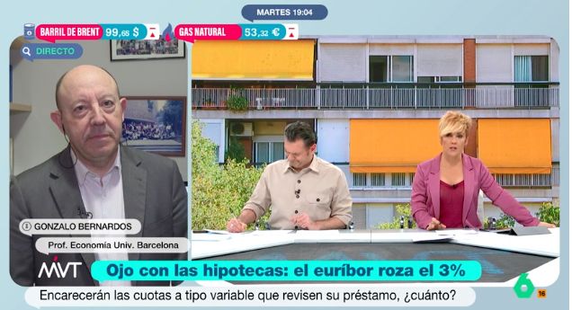 El economista junto a los presentadores- 'Más vale tarde'.