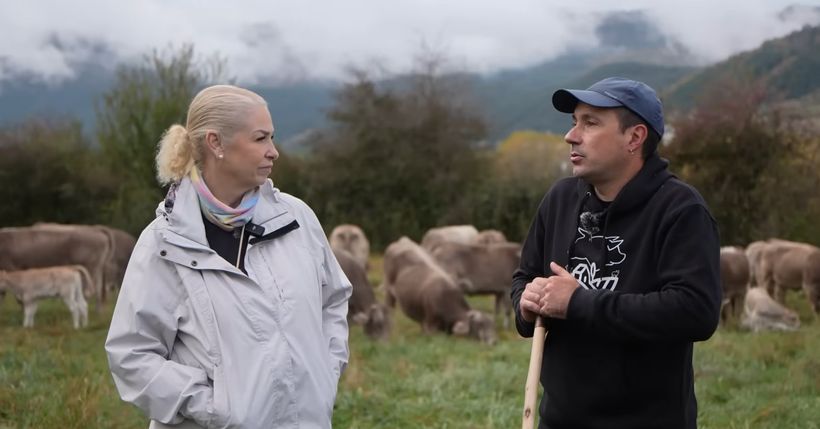 Jorge junto a la entrevistadora- 'El paro crea vagos'.
