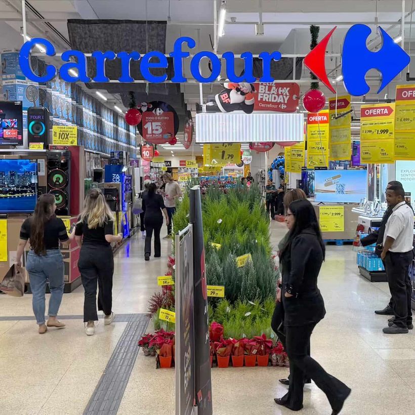 Interior de un supermercado Carrefour