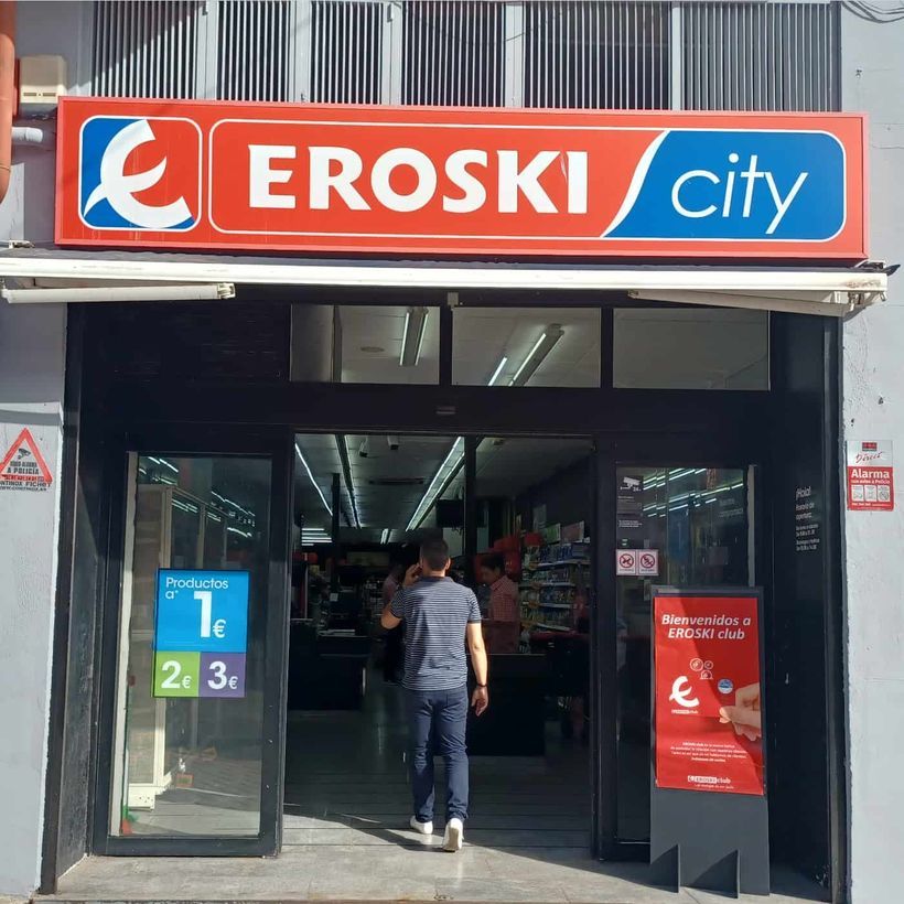 Exterior de un supermercado Eroski