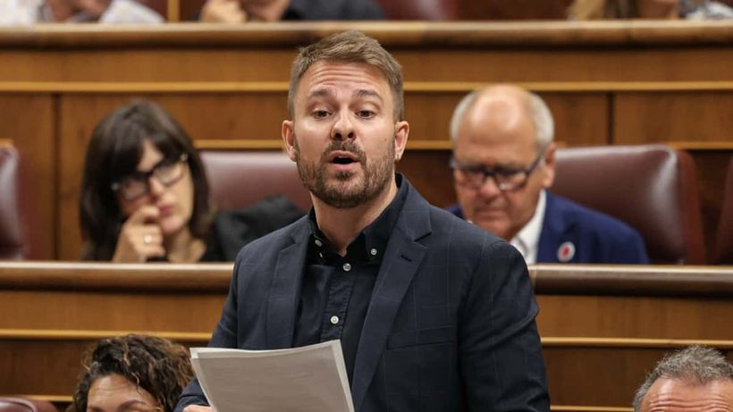 El diputado de Sumar Alberto Ibáñez interviene durante una sesión de control al Gobierno en el Congreso de los Diputados