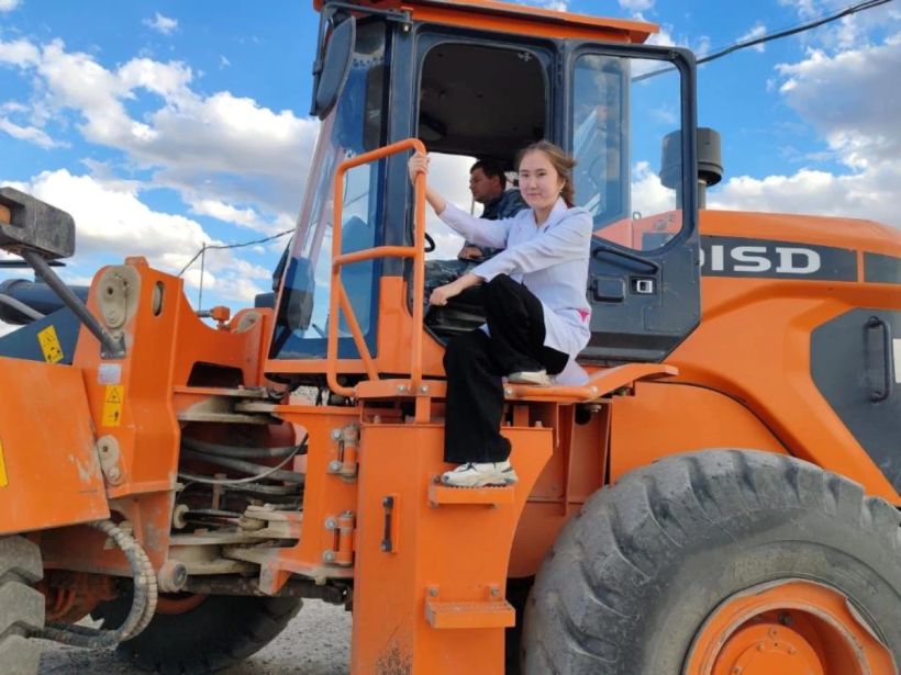 estudiante ecoasfalto en el tractor