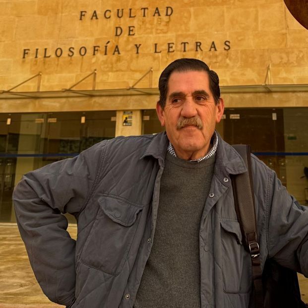 miguel anmgel bravo delante de la facultad de filosofia y letras