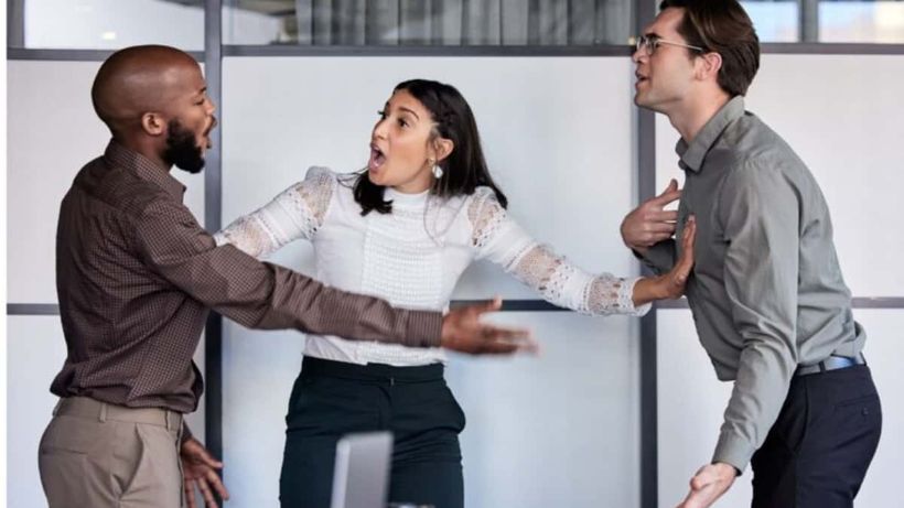 Dos personas discuten en la oficina del trabajo