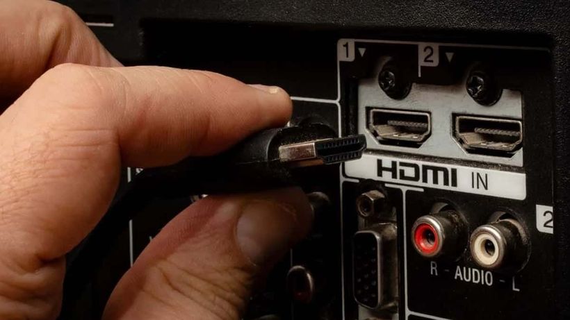 Hdmi conectado a la torre de un ordenador