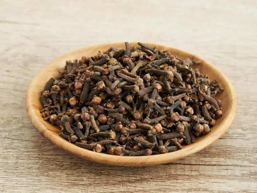 platos con clavos (condimento)
