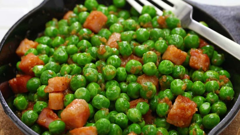 plato con uisantes frescos con huevo y jamón