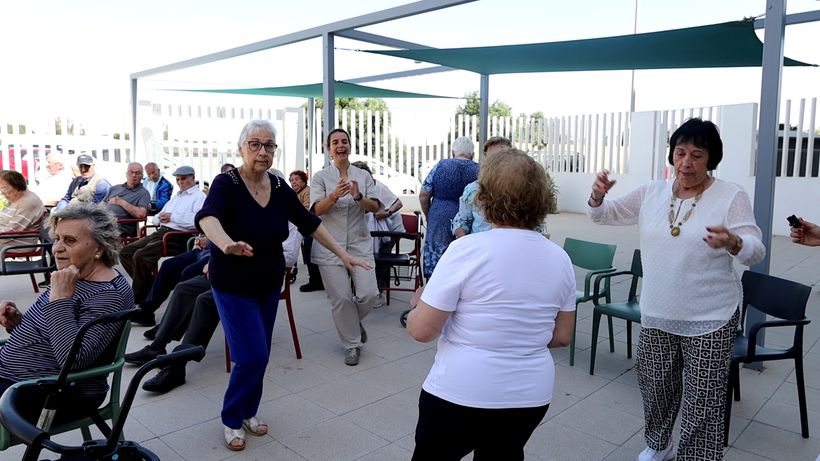 personas mayores bailando