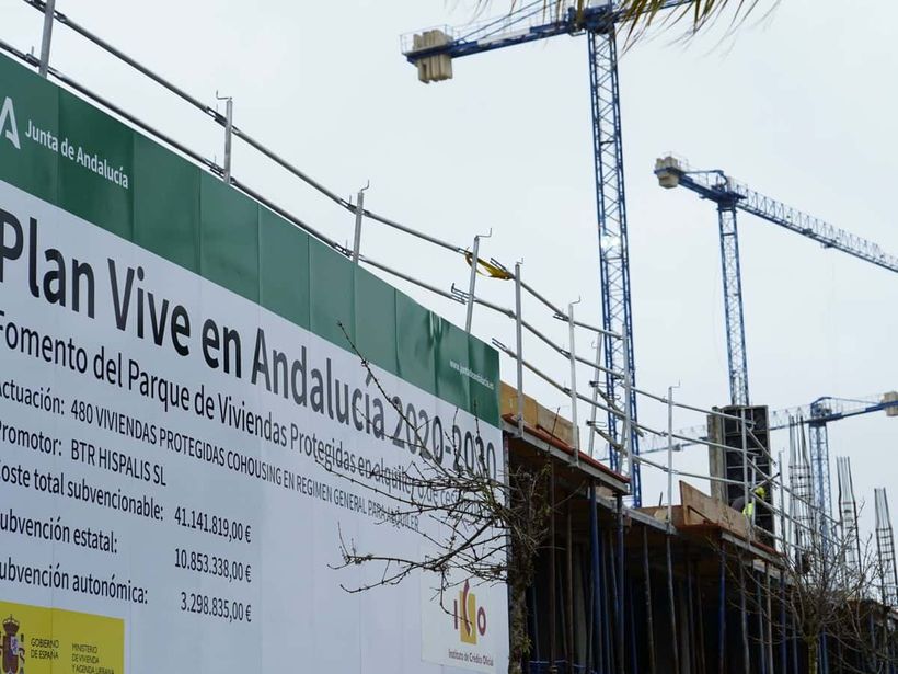 Obras de pisos protegidos en el barrio de Entrenúcleos, en Dos Hermanas